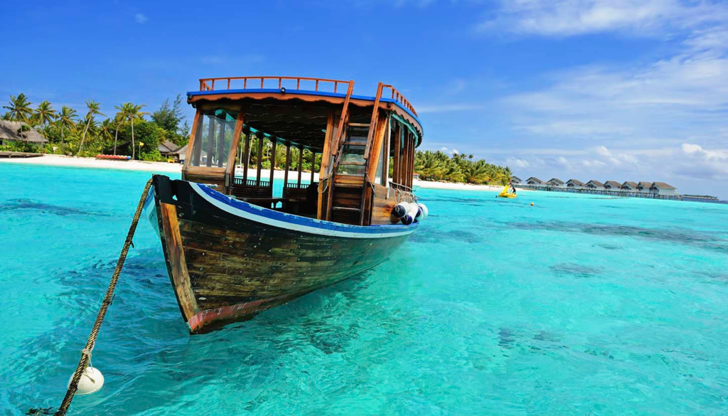 A traditional Maldivian boat, by the name of ‘dhoani’